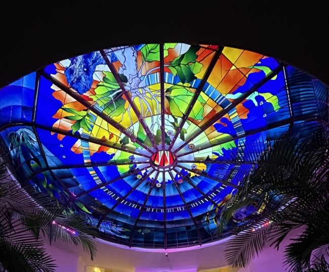 水仙大師在一間墨西哥酒店的新彩繪玻璃作品。（圖／翻攝自FB@El Santuario Resort&Spa）